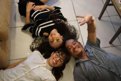 墨西哥富豪太会玩,夫妻俩生活嫌无趣,找18岁美女凑够“斗地主”