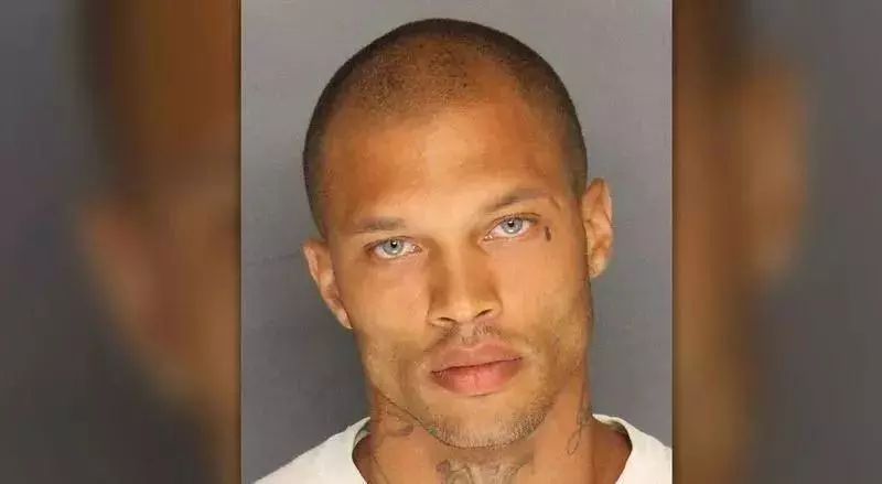 杀人强奸犯因颜值爆红，无数女生竟然抢着嫁？真相曝光我吐了