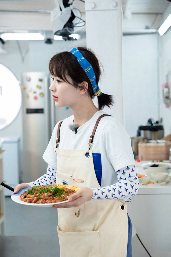 女生披头散发不显脸大的发型,今年流行哪三种发型减龄又显小