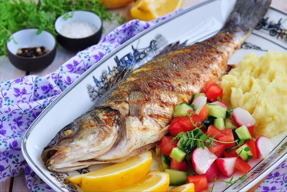 怎样挂糊煎鱼不破皮,煎鱼怎么不破皮不糊锅的小窍门