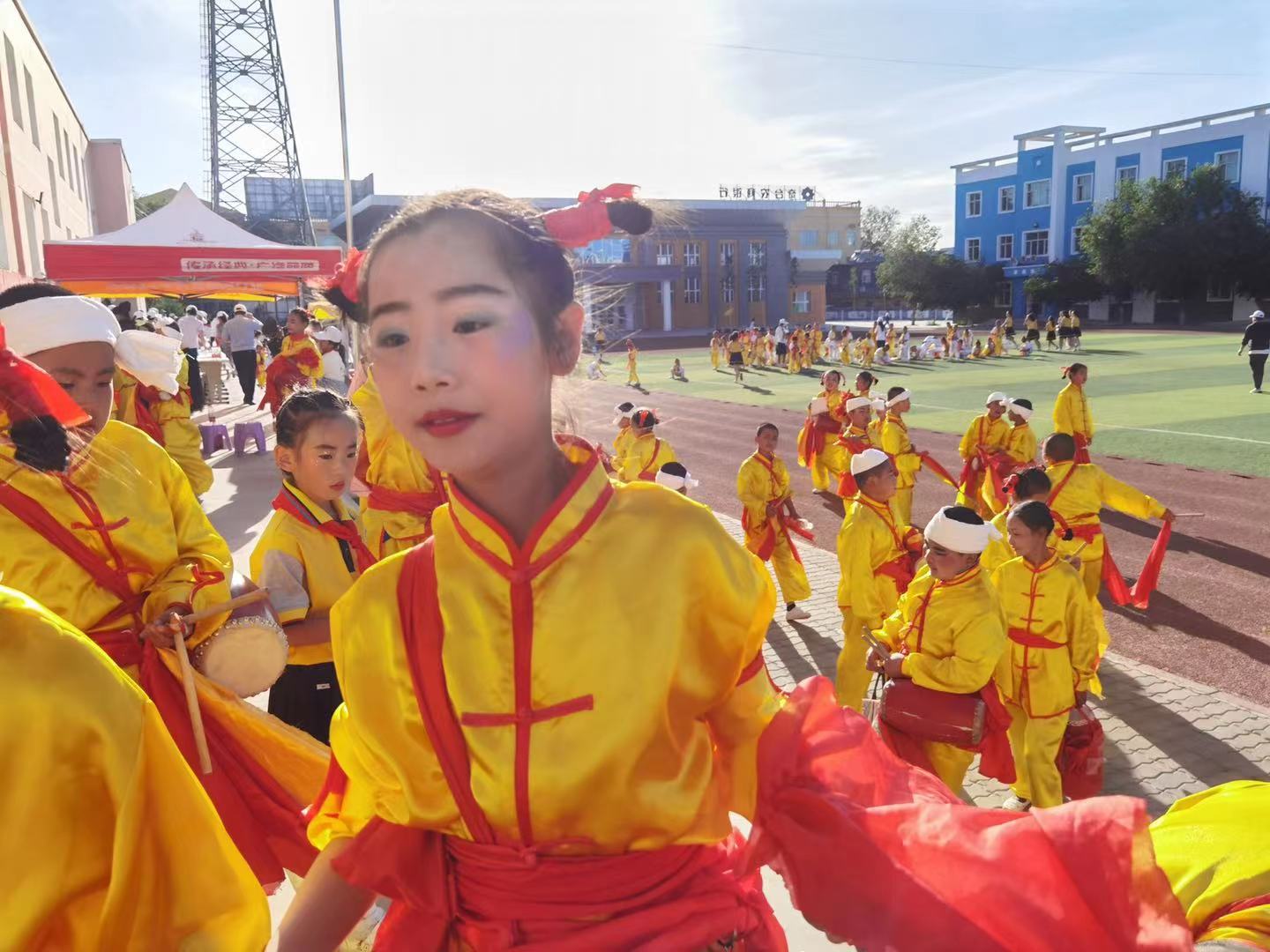 千里之外心连心,千里手拉手