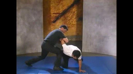 被锁喉怎么反击教学,格斗技巧教学锁喉