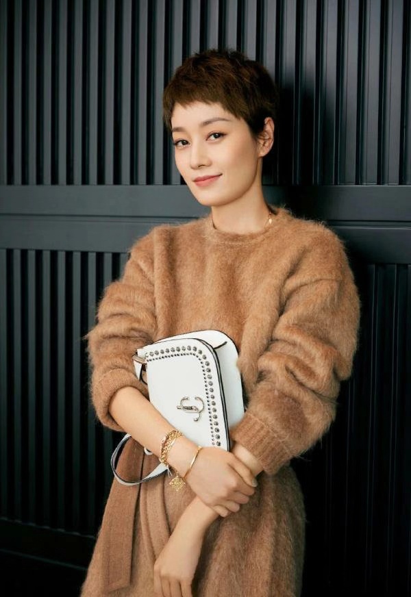 43岁马伊琍太惊艳了,马伊琍穿小白鞋露脚踝