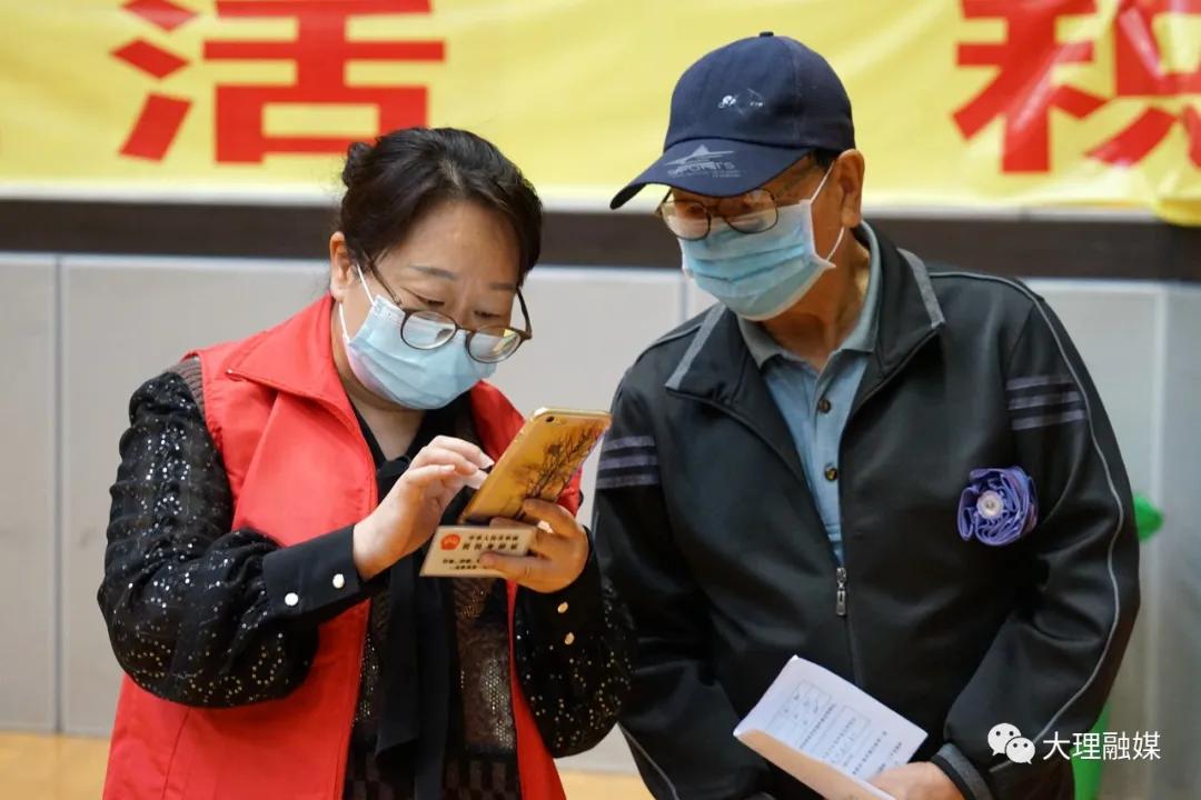 党员暖心帮助群众,党员穿的红马甲