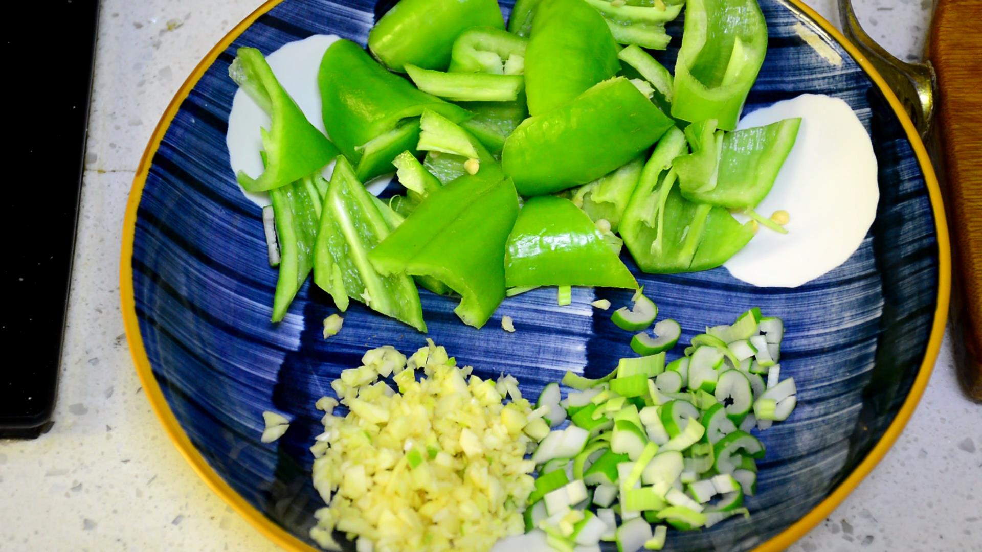 地三鲜做法调汁,传统东北地三鲜的原材料是哪三鲜