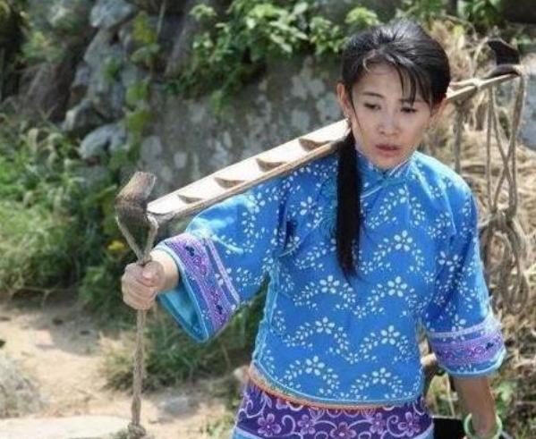 傻子路过一片甘蔗地，被一具女尸绊倒，转身逃跑却被女尸一手抓住