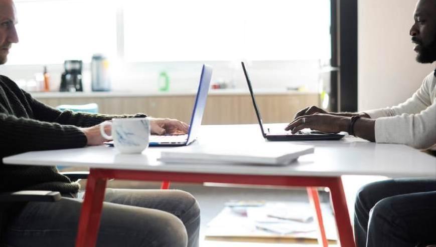 面试官：美女不小心在你面前放了个屁，怎么办？小伙回答被录用