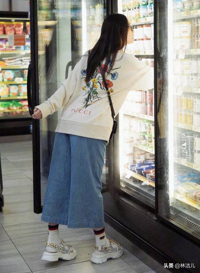 李宇春牛仔靴穿搭皮衣,李宇春私服长筒靴