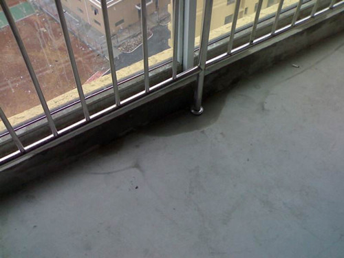 阳台渗水补漏防水方法,阳台外边缘渗水有加长防水管吗