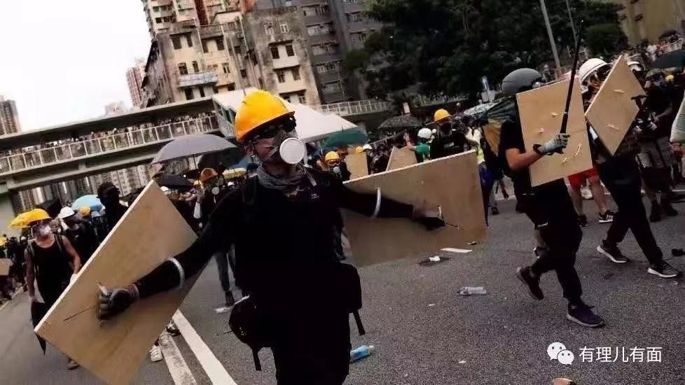 上午被捕下午保释,香港司法为何总对暴徒法外开恩?