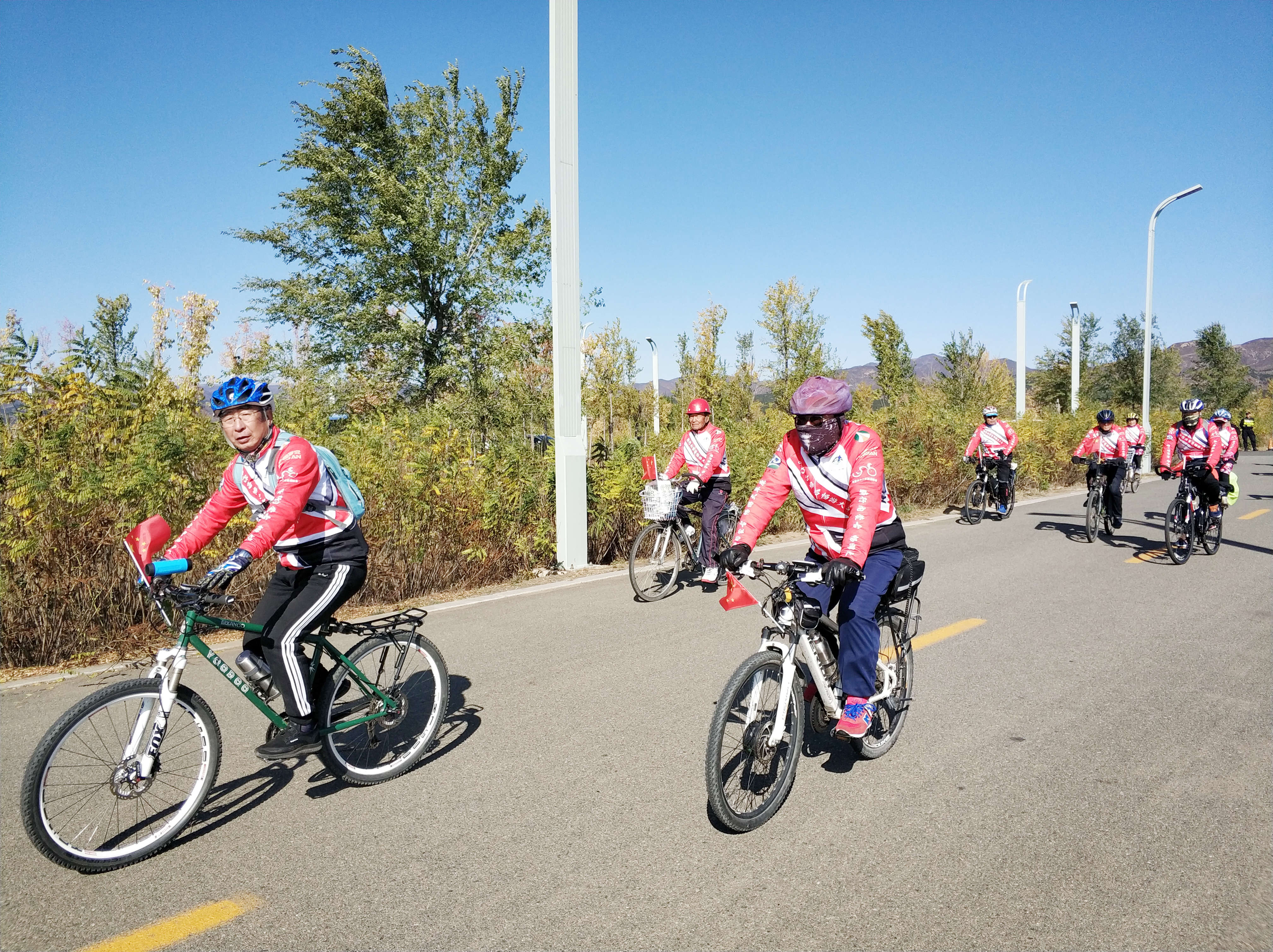 首届“骑行内蒙古畅游大草原”骑游比赛13日在呼和塔拉开赛