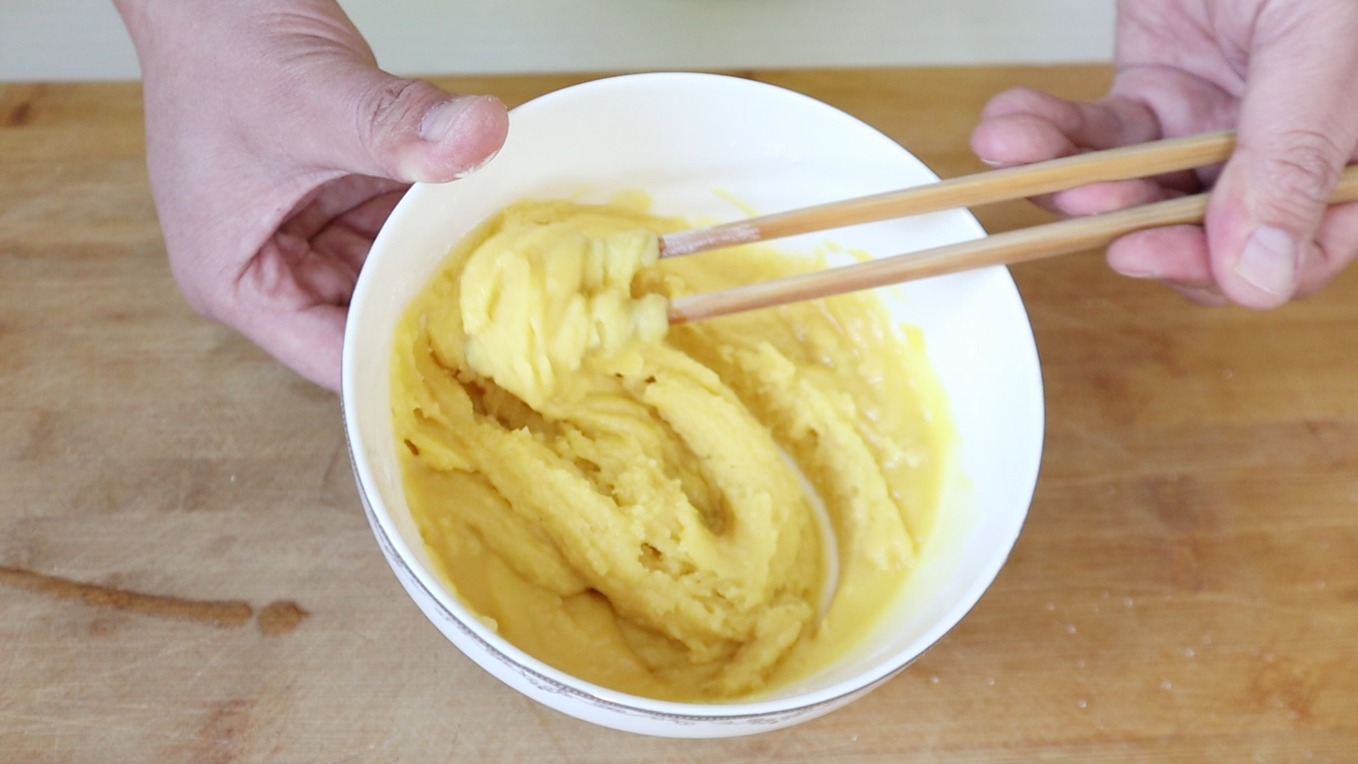 炸油饼正确和面配方,炸油饼做法和面技巧