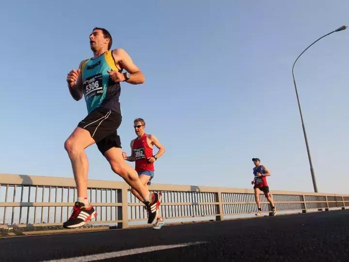 提高马拉松成绩的无氧动作,马拉松提高摄氧量跑法