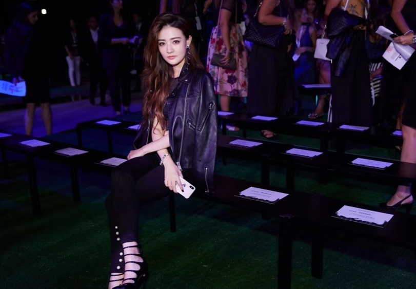 徐璐穿皮衣现身,徐璐穿蕾丝小衫