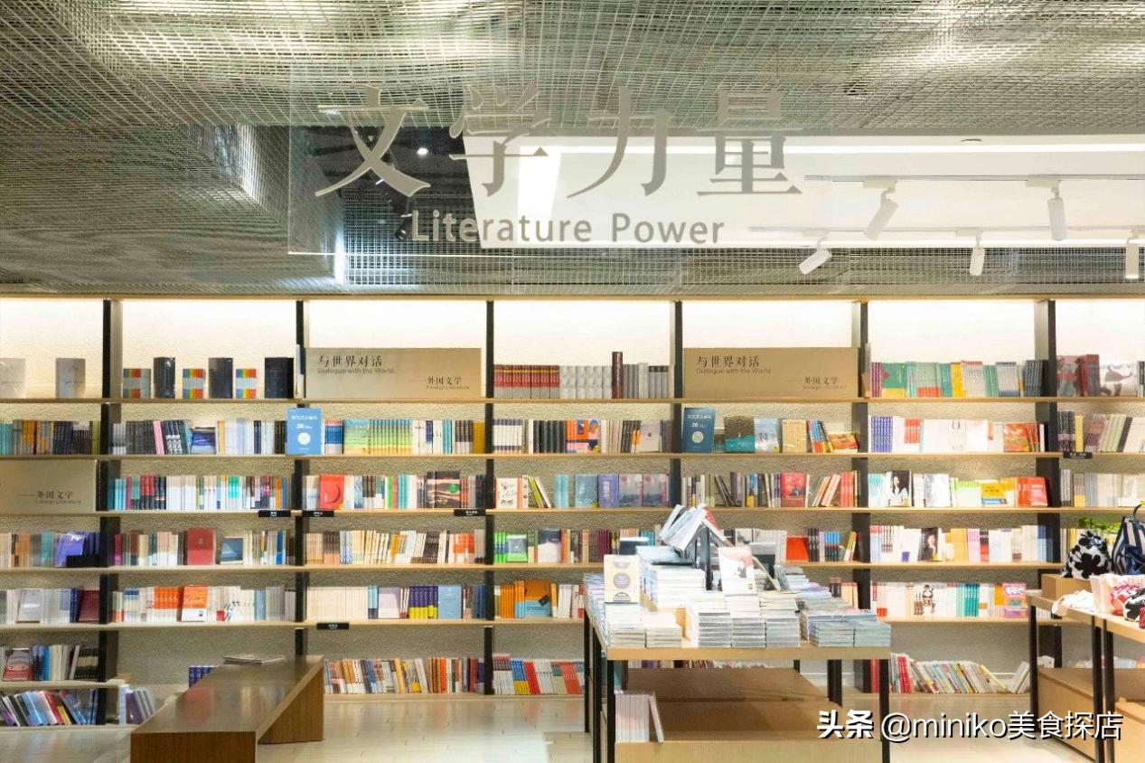 言几又成都IFS店三周年“光影书景”重塑未来空间