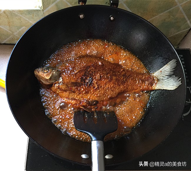红烧鱼怎样做肉质细腻还入味,红烧鱼怎么才能让鱼皮不粘锅