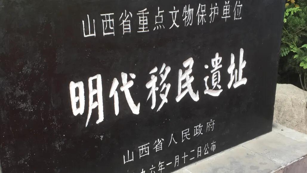 右脚小拇指指甲盖里有小黑点,右脚小拇指指甲盖变厚怎么治