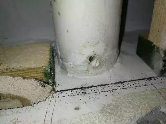 阳台装了铝扣板后漏水,阳台水管被打穿漏水