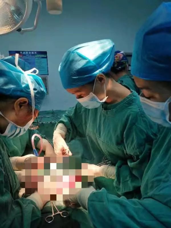 河南孟州战疫一线夫妻小品,致敬抗疫一线的最美夫妻档