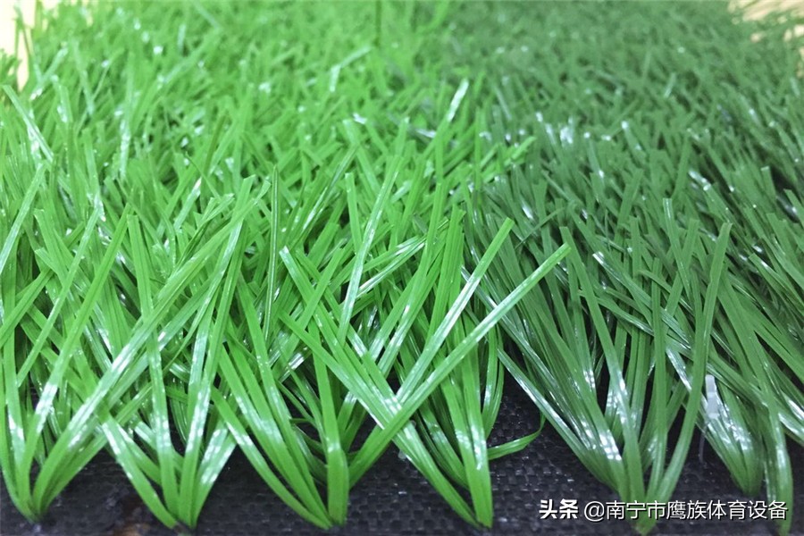 足球场一般是人工草还是天然草,足球场天然草坪与人造草皮