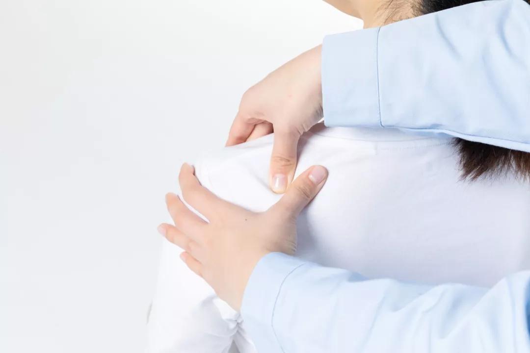 脸颊两侧腮边长痘怎么淋巴排毒,淋巴排毒不畅腮边长痘怎么解决