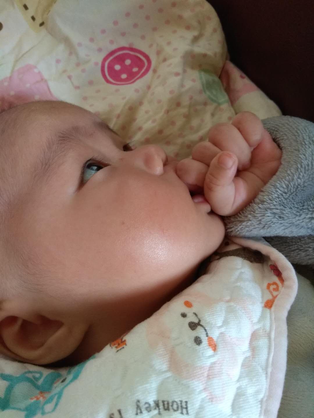 1岁多宝宝老是吃手是怎么回事,为啥宝宝喜欢吃手