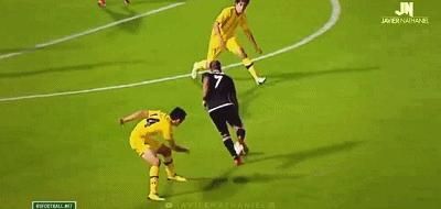 他拥有世上无与伦比的外脚背技术，比C罗更有天赋可是难有成就