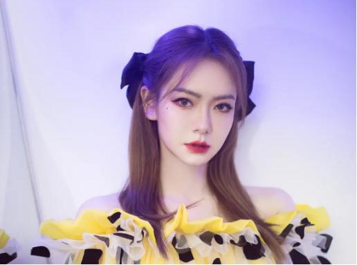 双蝴蝶结造型女星大pk：戚薇魅惑张雨绮显头大，赵露思发量取胜