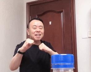 全世界都在挑战瓶盖，但请小心你的韧带