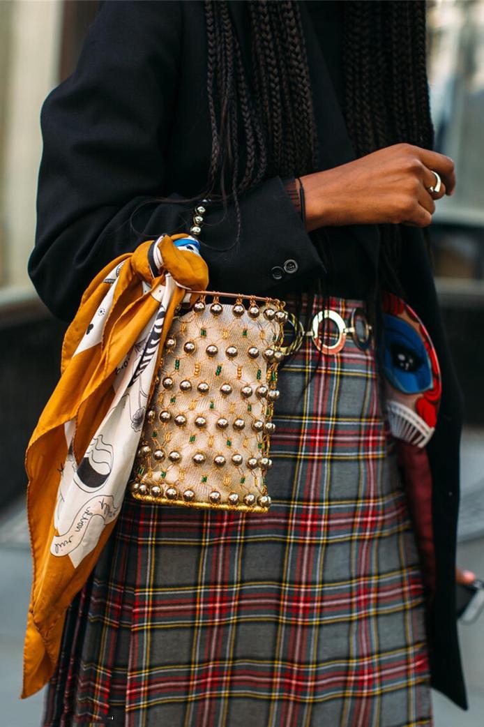 丝巾春天的系法大全慢动作,春天戴丝巾旅行穿搭