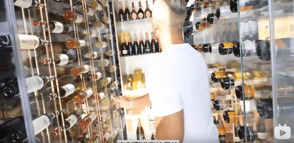 迪拜男子奋斗十年买下劳斯莱斯,迪拜小伙卖掉劳斯莱斯买法拉利