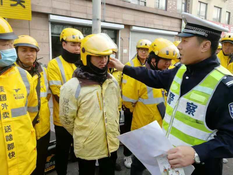 交警走进军营开展交通安全宣传,百万警进千万家交通安全宣传活动