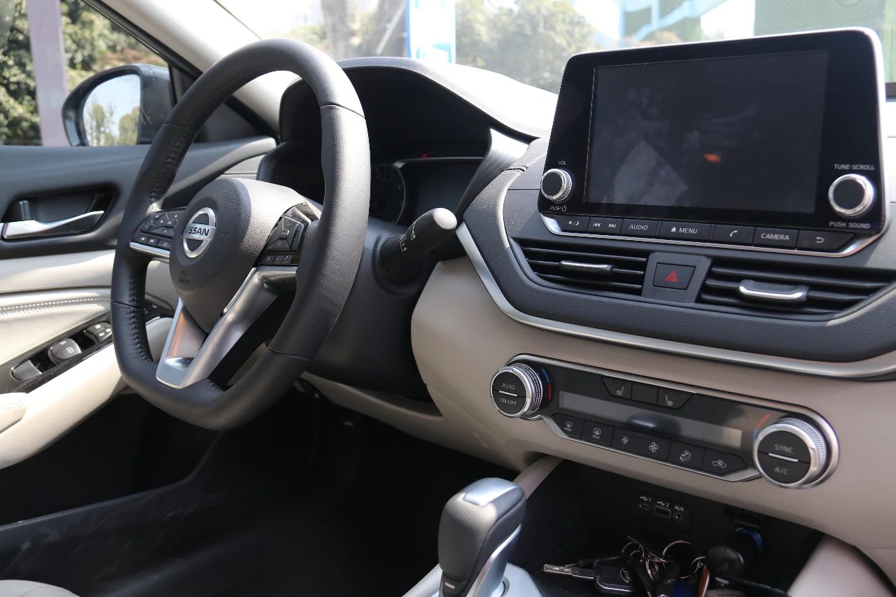 最新款天籁和第七代天籁对比,16万日系两厢车