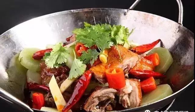 绝佳美味独特的干锅鸭,干锅鸭特色美食视频
