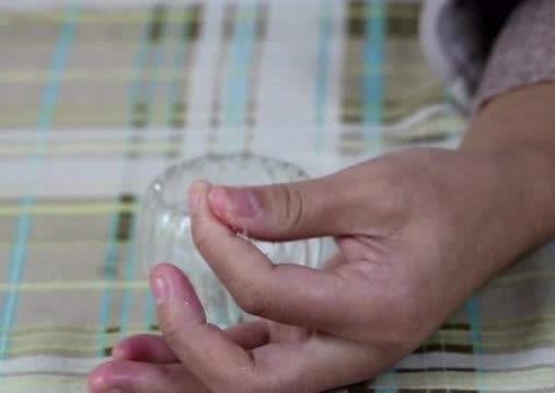 502胶水粘住了手最好用的方法,502胶水粘住手如何快速解决