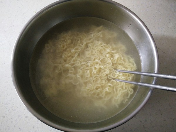 既简单又好吃的方便面做法,超级好吃的方便面做法不用料汁