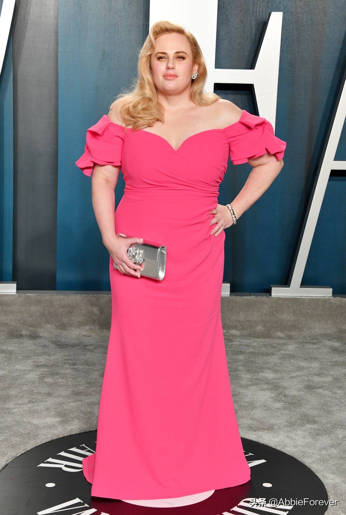 查理兹塞隆名利场,查理兹塞隆洛杉矶红毯着装红与黑