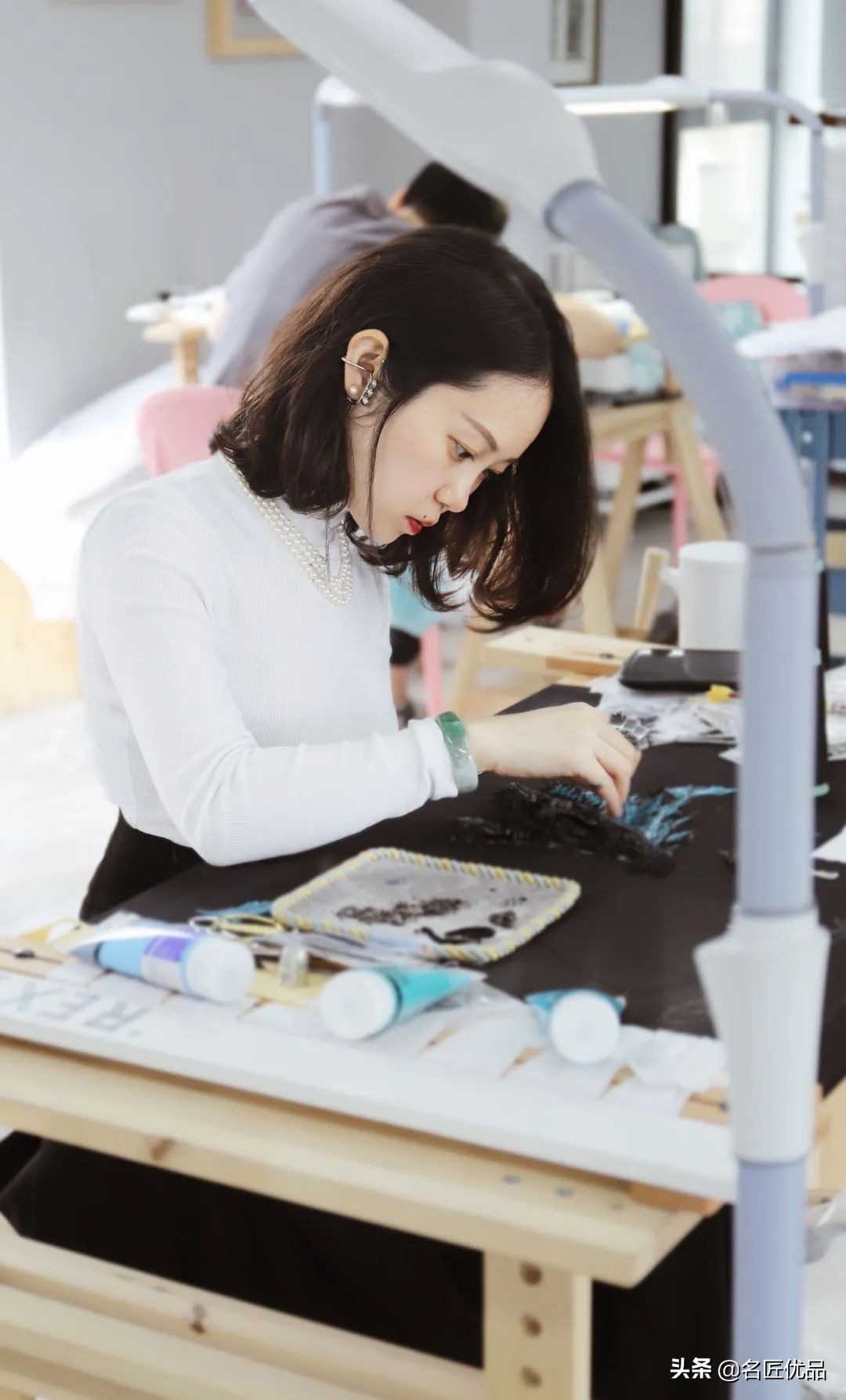 美到窒息！80后姑娘巧手征服刺绣界：奔驰，Prada争相和她合作