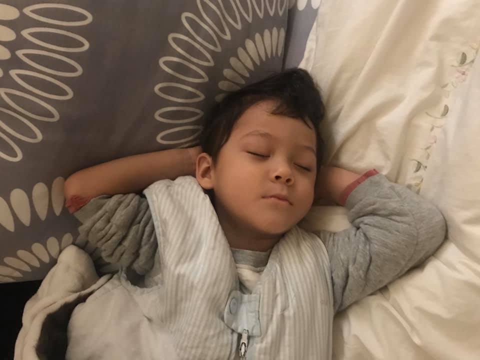 1岁萌娃打针看到妈妈心疼大哭,孩子打针明星妈妈心疼