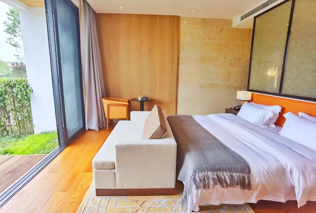 「觅趣小镇新都·原舍绿茵」湖畔泳池，畅玩斑竹园足球音乐小镇