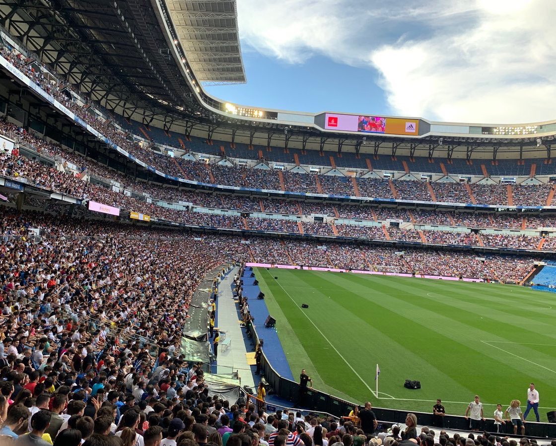 5万球迷欢迎阿扎尔加盟仅逊C罗、卡卡用一个小动作征服伯纳乌