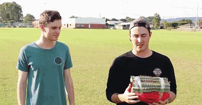 看着都痛的搞笑名场面,看着都痛的搞笑图片