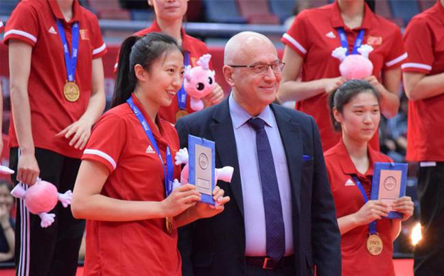 女排世界杯颁奖仪式女排唱国歌,回看世锦赛女排颁奖仪式