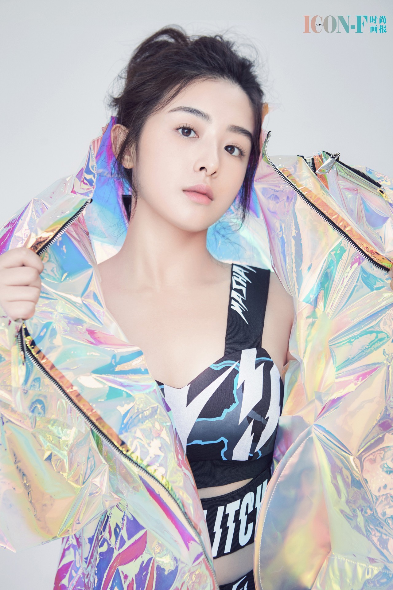 被迫成熟的张含韵，人缘好情商高，却不放大跟干爹刘德华的关系