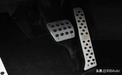 刹车踏板改成左脚,自动挡车刹车为什么不设计在左脚