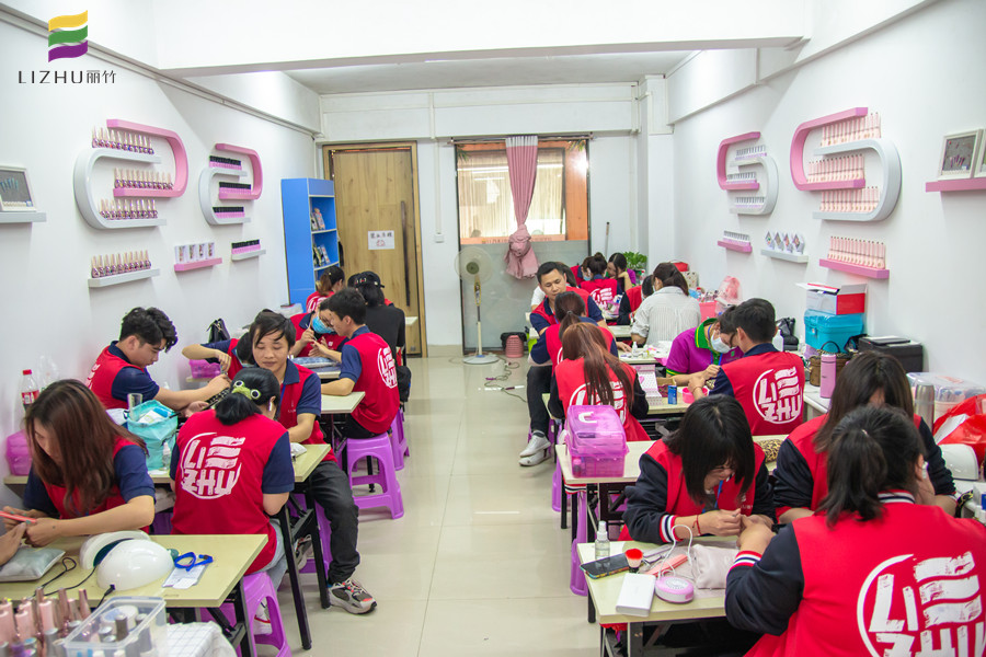 美甲学徒用什么指甲油,指甲油怎么涂出美甲的效果