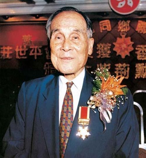 他是最穷的亿万富豪，有几十家银行，却无房无车，儿子是货车司机