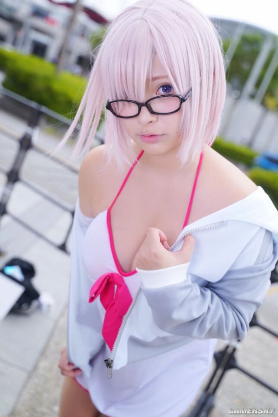 上围塞满整个衣服肉感十足的日本萌系小姐姐