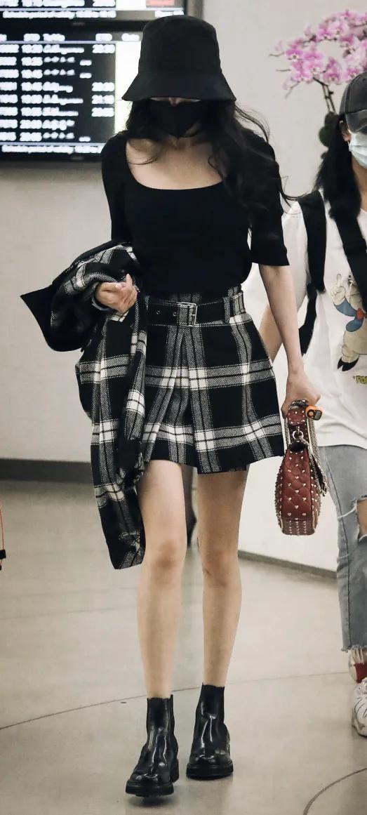 杨幂穿连体短裤时尚大片,杨幂现身粉色风衣配短裤