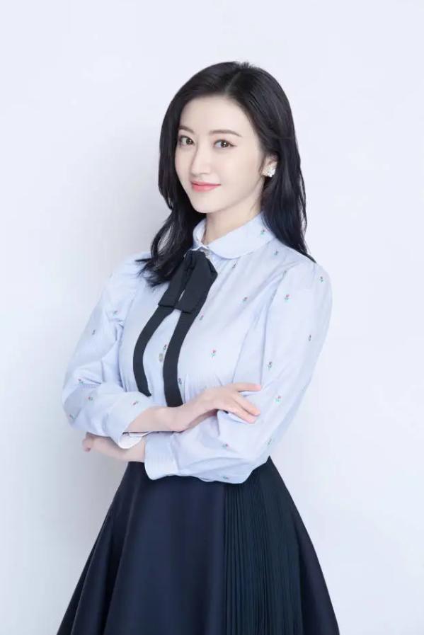 景甜机场私服照满屏都是高级感,人间富贵花景甜白衣